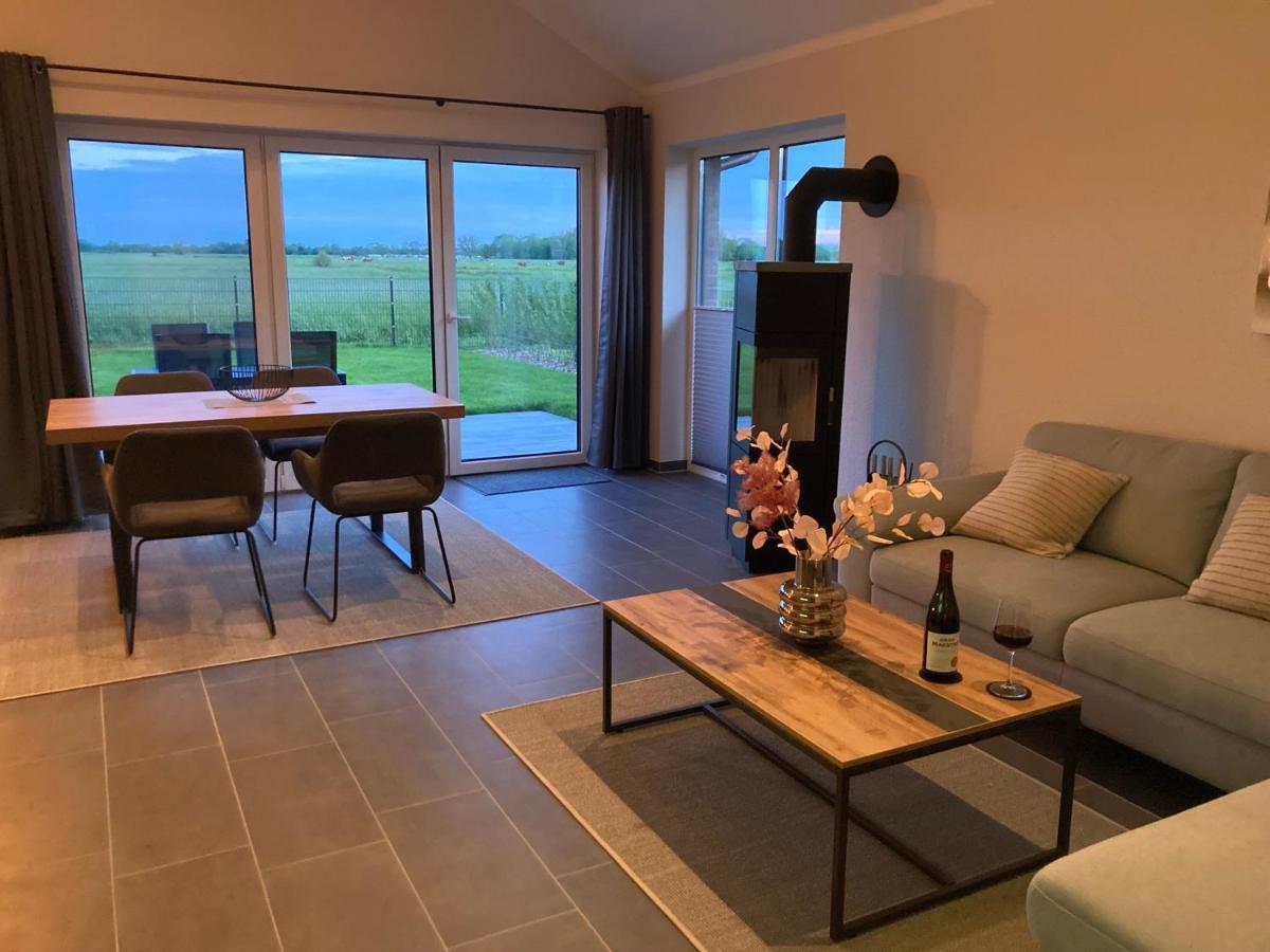 Watt'N Blick - Hundefreundliches Ferienhaus Mit Ausblick Ueber Die Wiesen Bis Zum Deich Schweiburg Exterior foto